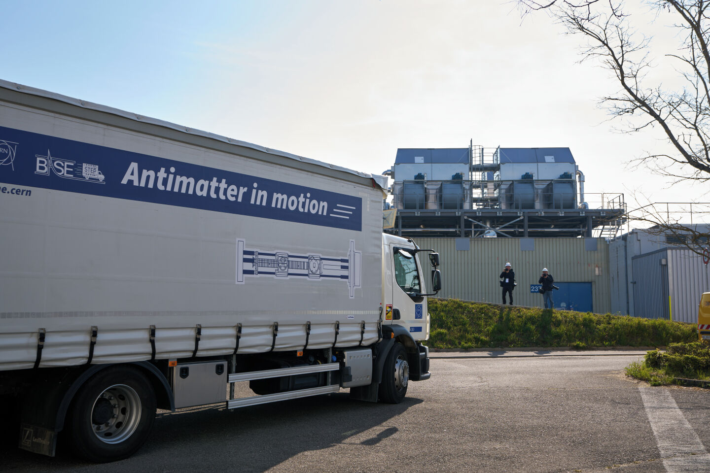 Truck transporting the BASE-STEP trap filled with antiprotons (Image: CERN) 